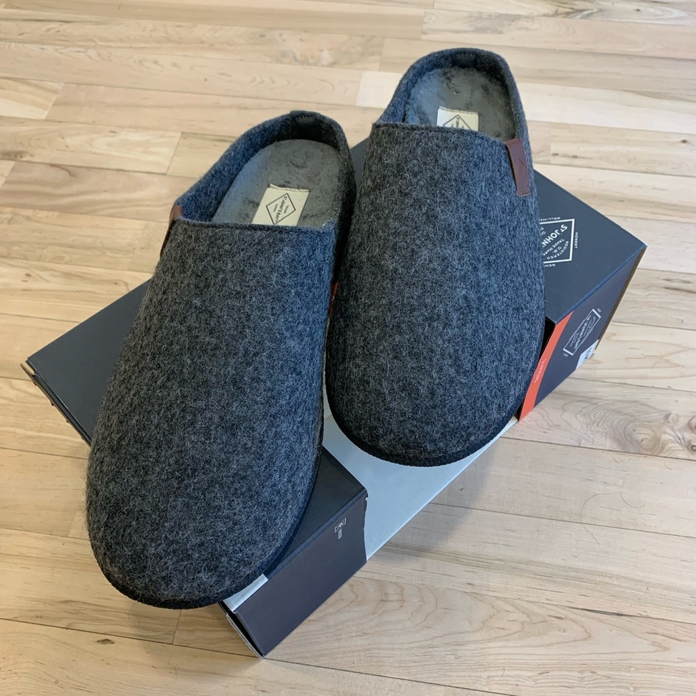 NWOT Men’s St John’s Bay gray felted house slipper